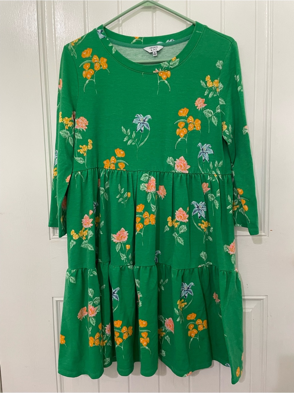 Crown & Ivy Kelly Green Floral Tiered Dress 3/4 Sleeve